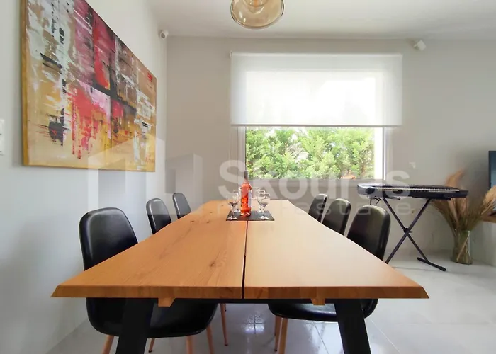The Bright House A Two-Storey Maisonette In Loutraki