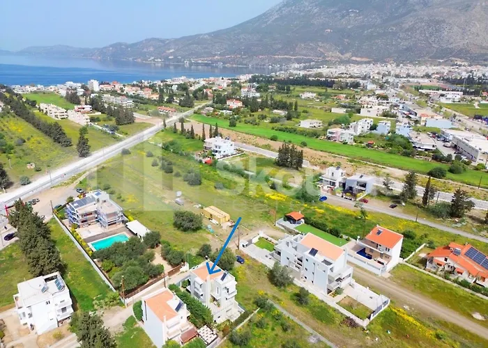 The Bright House A Two-Storey Maisonette In Loutraki