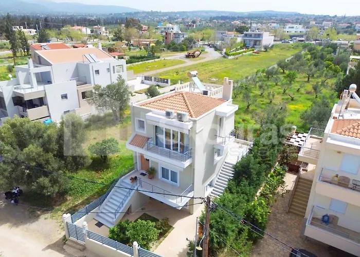 The Bright House A Two-Storey Maisonette In Loutraki