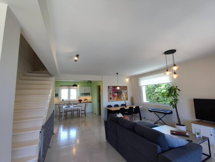 The Bright House A Two-storey Maisonette In * Loutraki (Corinthia)