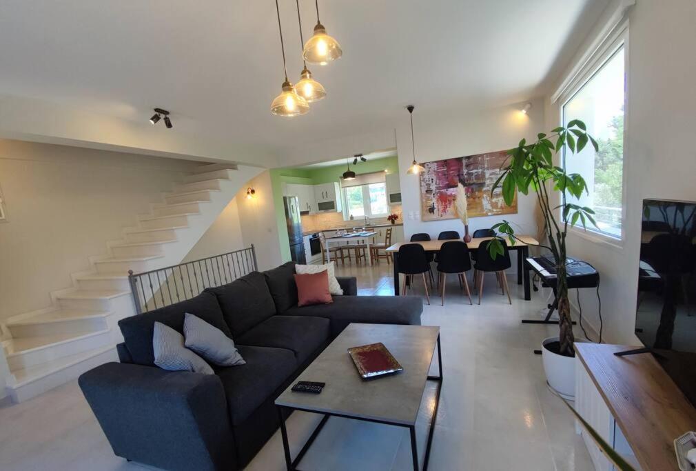 The Bright House A Two-storey Maisonette In Loutraki (Corinthia)